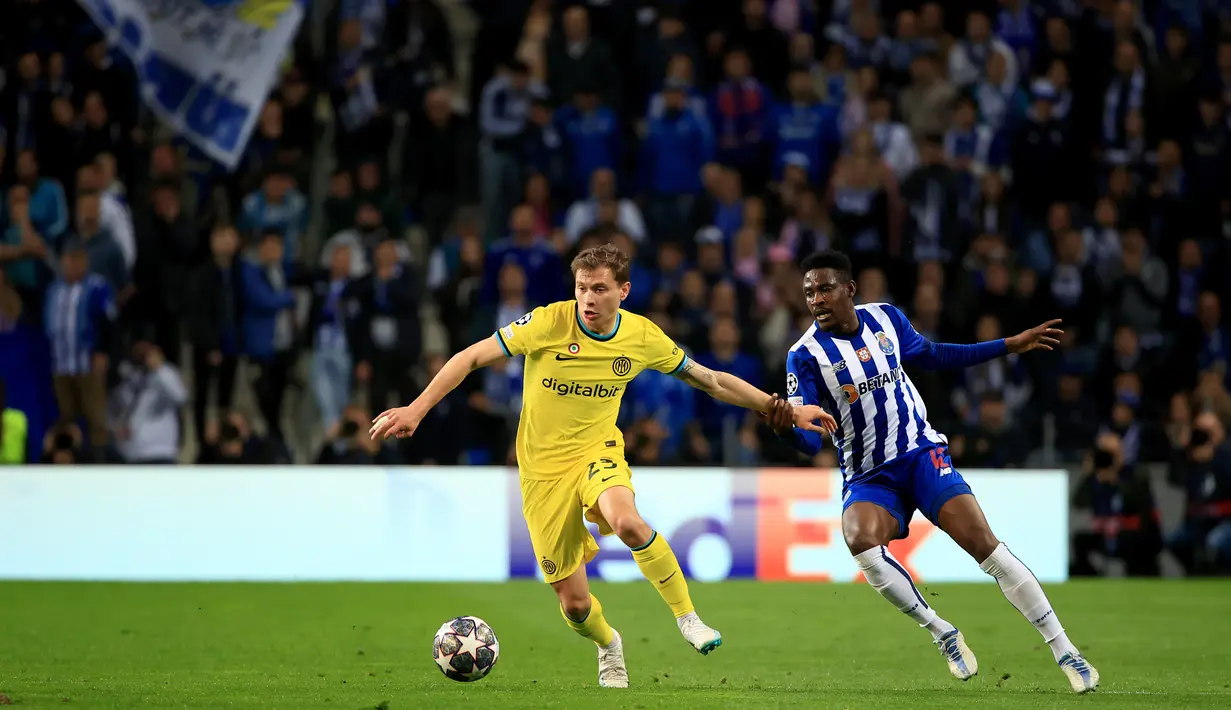 Pemain FC Porto Zaidu Sanusi (kanan) berebut bola dengan pemain Inter Milan Nicolo Barella pada pertandingan leg kedua babak 16 besar Liga Champions di Stadion Dragao, Porto, Portugal, 14 Maret 2023. Laga berakhir imbang tanpa gol sehingga Inter Milan melaju dengan hasil agregat 1-0. (AP Photo/Luis Vieira)