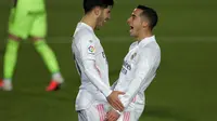 Marco Asensio (kiri) dan rekan setimnya Lucas Vazquez berselebrasi untuk mencetak gol kedua Real Madrid ke gawang Celta Vigo dalam lanjutan Liga Spanyol di Stadion Alfredo Di Stefano, Minggu, 3 Januari 2021. (AP Photo/Manu Fernandez)