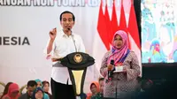Presiden Jokowi bagikan bansos PKH dan BPNT di Kabupaten Cilacap. (foto: dok. Kemensos)