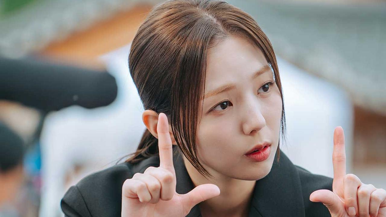 Chae Soo Bin bermain dalam When the Phone Rings. Di situ ia berperan sebagai sosok yang berkomunikasi dengan bahasa isyarat (Dok MBC(