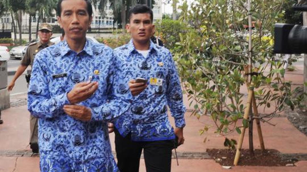 Berseragam Korpri, Jokowi nekat masuk ke gorong-gorong 