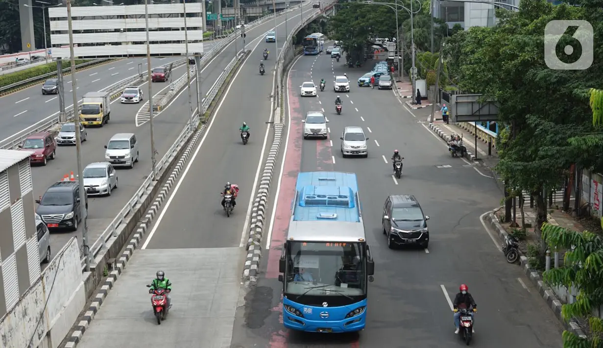 Arus lalu lintas di jalan tol dalam kota dan Jalan Gatot Soebroto, Jakarta, Selasa (21/4/2020). Adanya penerapan Pembatasan Sosial Berskala Besar (PSBB) membuat volume arus lalu lintas Ibu Kota relatif berkurang, meskipun masih ditemukan kemacetan di sejumlah titik. (Liputan6.com/Immanuel Antonius)