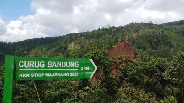 Longsor tebing yang menimbun aliran Sungai Ciherang, Limbangan, Wanareja, Cilacap. (Foto: Liputan6.com/BPBD Cilacap)