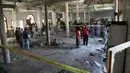 Petugas penyelamat dan aparat kepolisian memeriksa lokasi ledakan bom di sebuah madrasah di kota Peshawar, Pakistan, Selasa (27/10/2020). Ledakan di salah satu sekolah agama tersebut menewaskan sedikitnya tujuh orang, termasuk anak-anak, dan melukai puluhan lainnya. (AP Photo/Muhammad Sajjad)