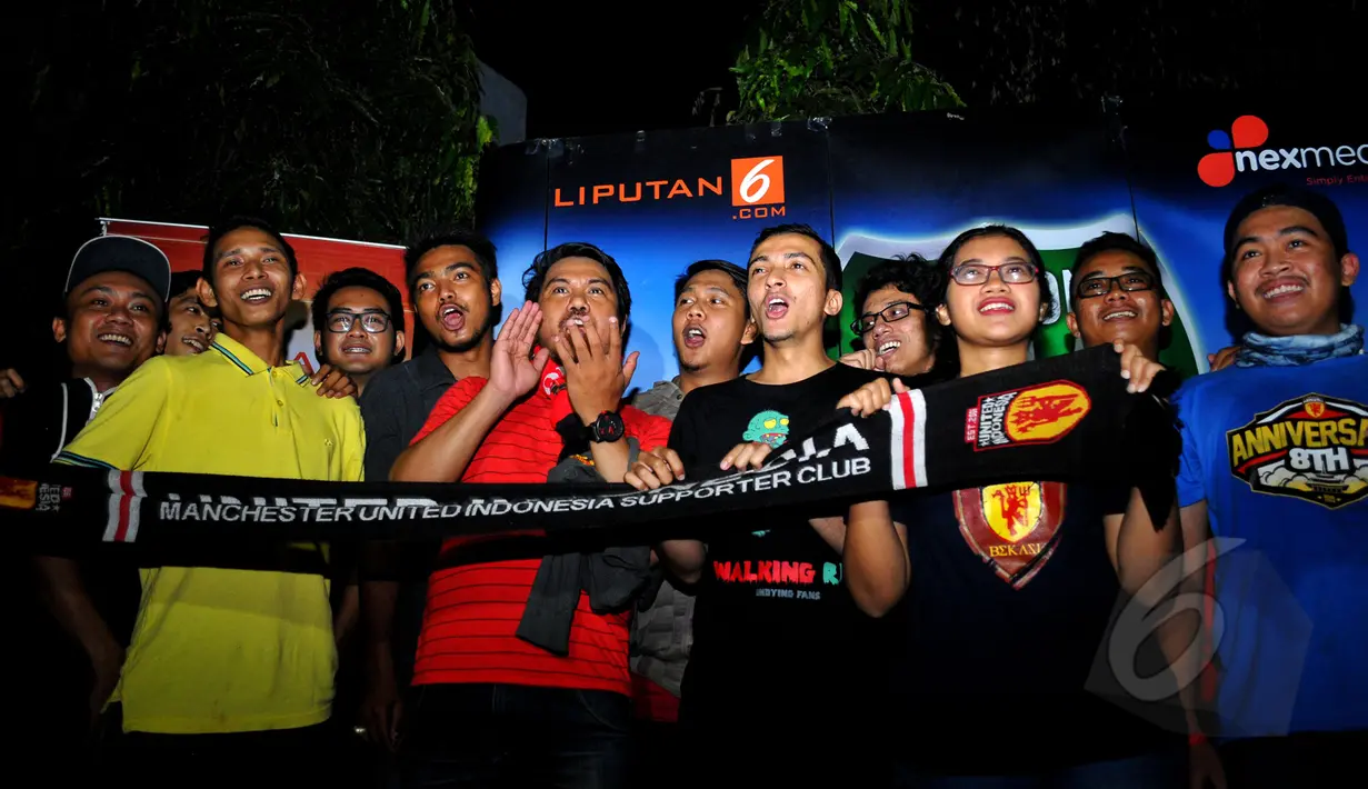 Fans MU (United Indonesia) berfoto bersama dengan membentangkan syal berdesain logo kebanggaan klub saat acara nonton bareng Chelsea vs MU bersama Liputan6.com di Alibaba Futsal, Bekasi, Sabtu (18/4/2015). (Liputan6.com/Yoppy Renato)
