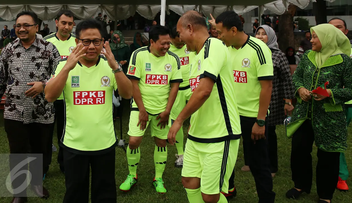 Muhaimin Iskandar (kiri) bersama peserta HUT ke-17 Fraksi PKB, di Kompleks Parlemen, Senayan, Jakarta, Kamis (6/10). Acara dimeriahkan dengan berbagai macam lomba yang mengangkat tema istiqomah membela rakyat. (Liputan6.com/JohanTallo)