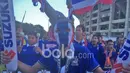 Salah satu fans Thailand mewarnai wajahnya dengan motif bendera Thailand jelang final lg kedua Piala AFF 2016 di Stadion Rajamangala, Bangkok, Sabtu (17/12/2016). (Bola.com/Ario Yosia)