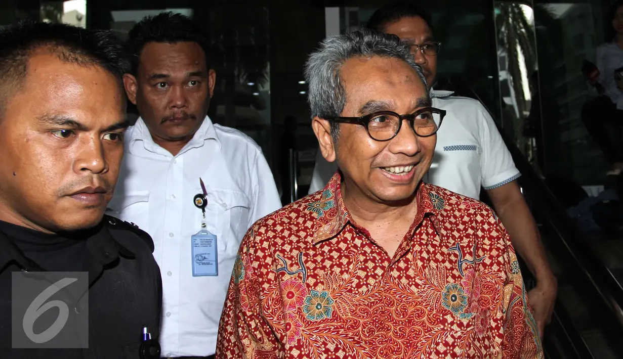 Sekjen Kementerian PUPR, Taufik Widjoyono menjalani pemeriksaan di KPK, Jakarta, Kamis (31/3). Taufik menjadi saksi atas kasus dugaan suap proyek pembangunan jalan di Kementerian PUPR. (Liputan6.com/Helmi Afandi)