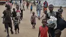Pengungsi Sudan Selatan saat tiba di sebuah pusat transit pengungsi di Kuluba, Uganda utara, Kamis (8/6). Mereka melarikan diri dari perang saudara di Sudan Selatan yang telah memakan korban puluhan ribu jiwa. (AP Photo / Ben Curtis)