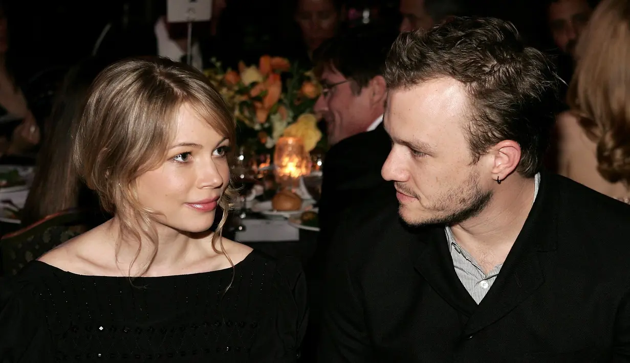 Dilansir dari HollywoodLife, Michelle sediri dilaporkan mencoba untuk memasukan Heath Ledger ke rehabilitasi saat mereka masih bersama. (VINCE BUCCI / GETTY IMAGES NORTH AMERICA / AFP)