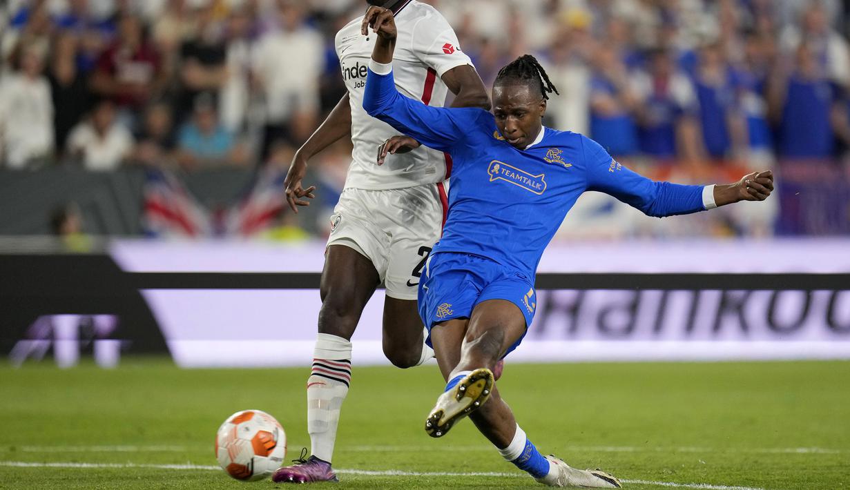 Memasuki babak kedua, tepatnya pada menit ke-57, Eintracht Frankfurt harus tertinggal 0-1 usai Joe Aribo sukses mencetak gol. Memanfaatkan kesalahan antisipasi Djibril Sow, pemain berkewarganegaraan Nigeria tersebut dengan tenang menceploskan bola ke gawang Eintracht Frankfurt yang dikawal oleh Allan McGregor. (AP/Manu Fernandez)