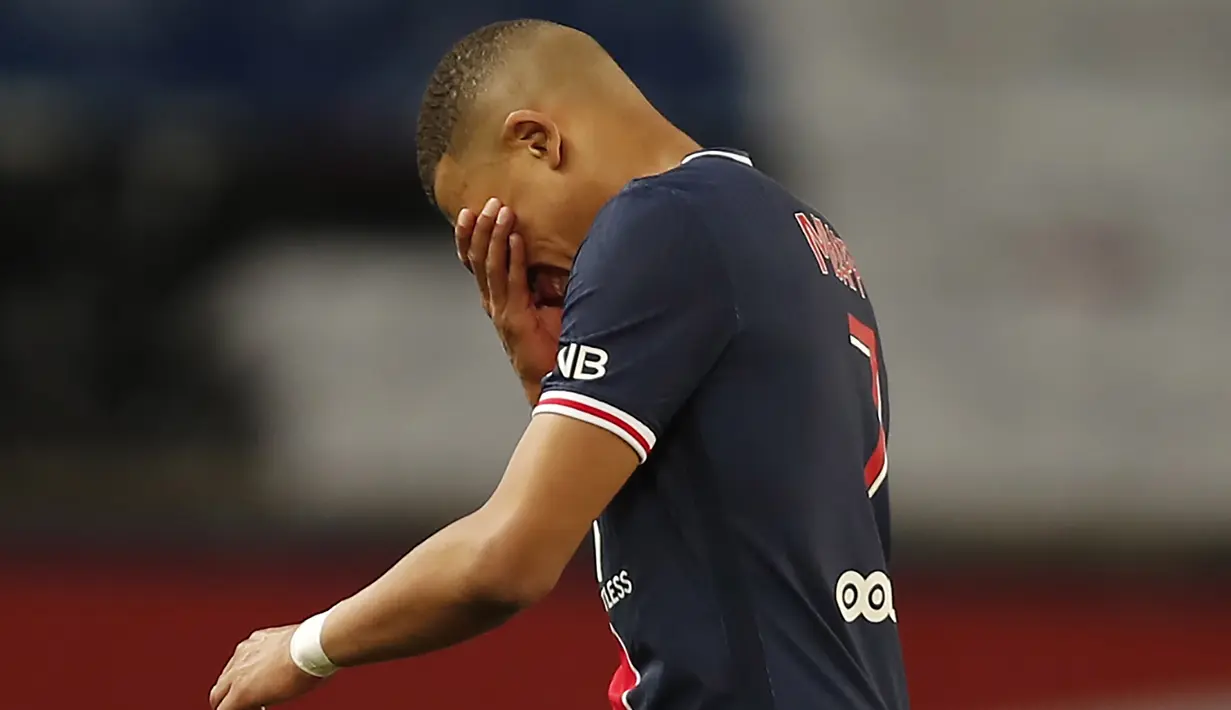Reaksi penyerang Paris Saint-Germain (PSG), Kylian Mbappe setelah kalah atas AS Monaco pada laga pekan ke-26 Liga Prancis di Parc des Princes, Senin (22/2/2021) dini hari WIB. PSG menelan kekalahan di kandangnya sendiri dengan skor 0-2 atas Monaco. (AP Photo/Francois Mori)