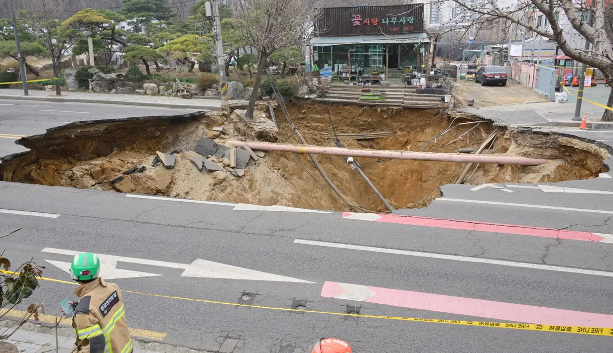 Saat ini, sinkhole tersebut memiliki diameter sekitar 18 meter dengan kedalaman hingga 20 meter. (Anthony WALLACE/AFP)