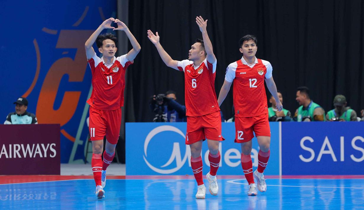 Pada babak tambahan pertama, kedua tim bermain lebih berhati-hati. Drama kembali terjadi di babak tambahan kedua. Israr Megantara mencetak gol ketiganya pada laga ini dan membawa Indonesia unggul 5–4 dua menit sebelum pertandingan usai. Namun keunggulan itu kembali sirna setelah Iran mencetak gol penyeimbang menjadi 5–5. Tampak dalam foto, pemain Timnas Futsal Indonesia, Reza Gunawan (kiri) merayakan gol saat melawan Iran pada final Piala Asia Futsal 2026 di Indonesia Arena, Kompleks Gelora Bung Karno, Senayan, Jakarta, Sabtu (7/2/2026). (Bola.com/Bagaskara Lazuardi)