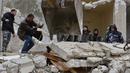 <p>Tim penyelamat Suriah mencari korban dan penyintas di reruntuhan bangunan menyusul gempa bumi yang mematikan di Hama pada 6 Februari 2023. Pemerintah Suriah mendesak komunitas internasional untuk membantunya setelah lebih dari 1.400 tewas di negara itu menyusul gempa berkekuatan 7,8 di negara tetangga Turki. (AFP/Louai Beshara)</p>