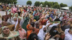 Muslim Kashmir memanjatkan doa saat imam (tak terlihat) menampilkan relik yang diyakini sehelai janggut Nabi Muhammad untuk memperingati Hari Martir Khalifah Umar bin Khattab di Masjid Hazratbal, Srinagar, Kashmir, India, Sabtu (7/8/2021). (AP Photo/Channi Anand)