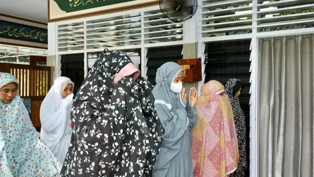 Bupati Ipuk Fiestiandani menggelar salat ghaib dan doa bersama untuknya di Masjid Babussalam, Pemkab Banyuwangi, Jumat (1/7)/Istimewa.