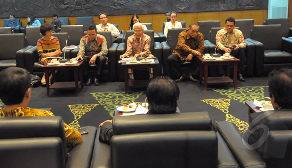  Martua Pardede (tengah) saat melakukan pertemuan antara pimpinan MPR RI dengan panitia World Congress di  Ruang Delegasi  Parlemen RI, Jakarta, Senin (16/02/2015). (Liputan6.com/Andrian M Tunay)