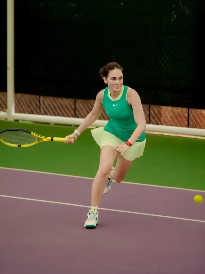 Luna Maya Kembali Main Tenis, Tampil Fresh dengan Outfit Serba Hijau ala E-Commerce