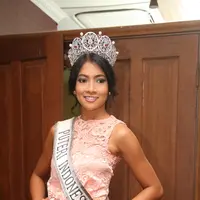 Anindya akan berada di Amerika mengikuti ajang Miss Universe 2015 sekitar satu bulan lamanya. Selain persiapan fisik, ia tak lupa untuk membawa barang wajibnya ketika bepergian yakni kamera, hp, laptop, jam tangan, sepatu heels. (Andy Masela/Bintang.com)