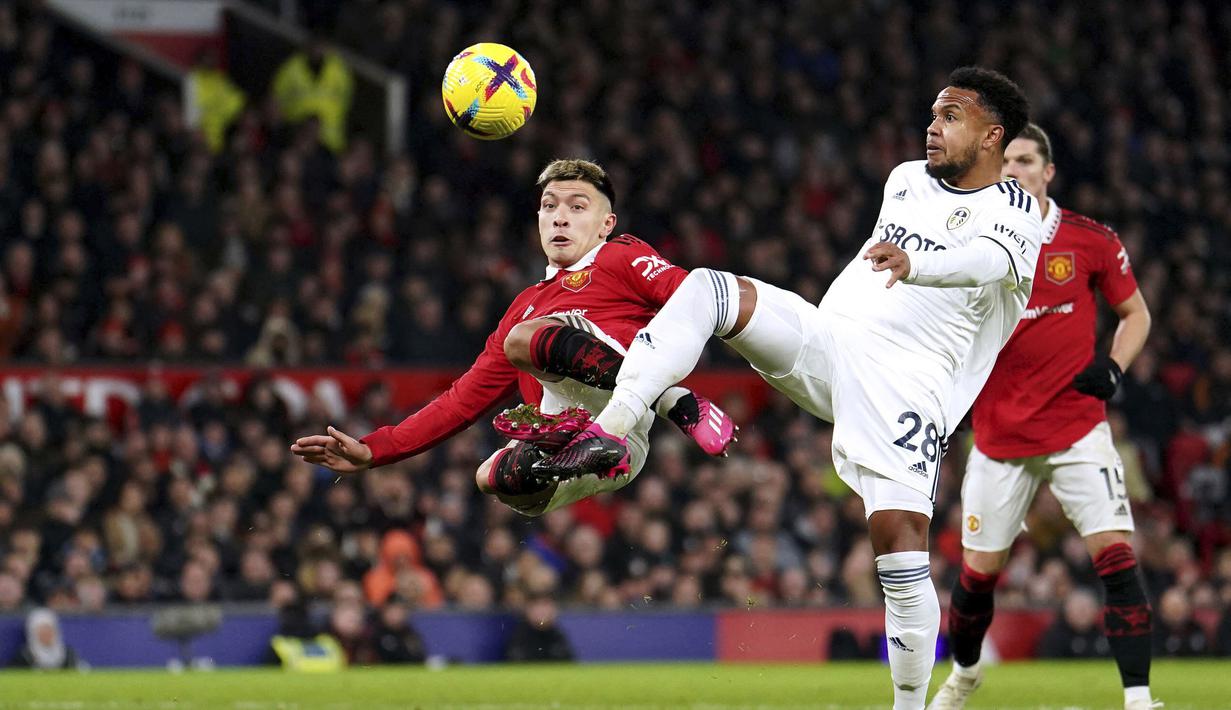Pemain Leeds United, Weston McKennie, berebut bola dengan pemain Manchester United, Lisandro Martinez pada laga Liga Inggris di Stadion Old Trafford, Rabu (8/2/2023). (Martin Rickett/PA via AP)