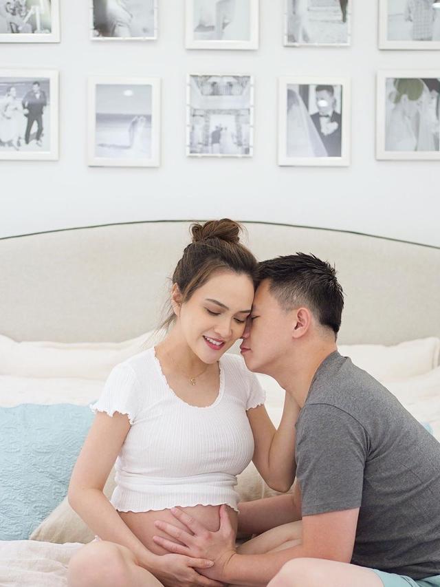 Shandy Aulia bersama suami. (Foto: Instagram @shandyaulia)