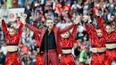 Penampilan penyanyi Inggris, Robbie Williams pada upacara pembukaan Piala Dunia 2018 di Stadion Luzhniki, Moskow, Kamis (14/6). Robbie dikelilingi para penari dengan atasan berkilauan merah terang yang menambah meriah penampilan. (AP/Antonio Calanni)