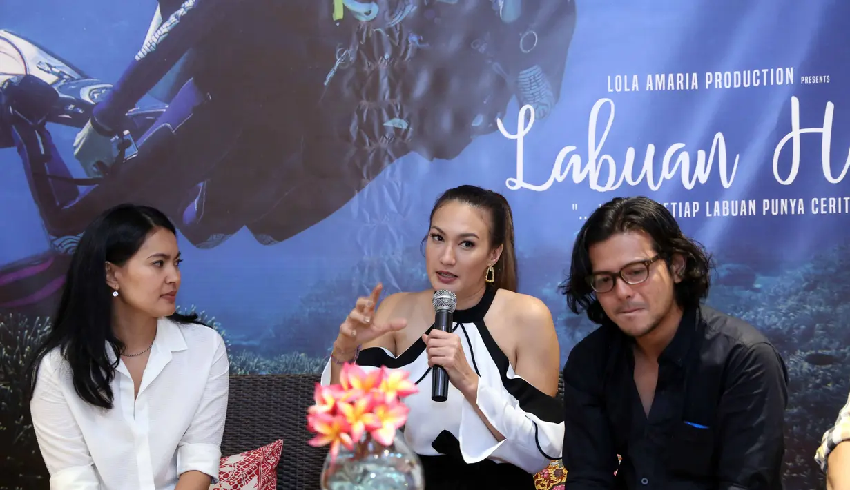 Film Labuhan Hati, menceritakan 3 orang perempuan beda usia dan latar belakang. Film ini juga dibintangi Kelly Tandiono, Ramon Y Tungka, dan Ully Triani. Pengalaman lain Nadine dikejar hiu saat pengambilan gambar didalam air. (Nurwahyunan/Bintang.com)