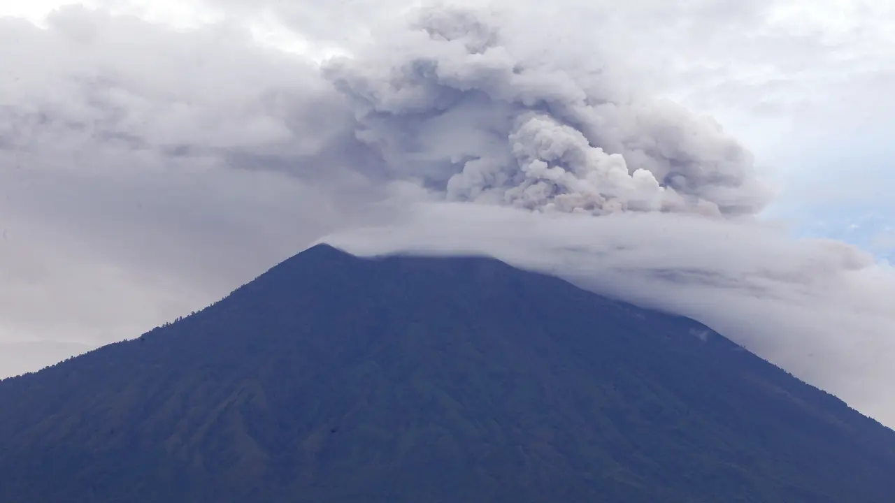 Aktivitas Warga Ditengah Erupsi Gunung Agung