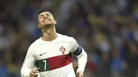 Reaksi pemain Portugal Cristiano Ronaldo saat pertandingan sepak bola kualifikasi grup J Euro 2024 antara Bosnia-Herzegovina dan Portugal, di Stadion Bilino Polje di Zenica, Bosnia dan Herzegovina, Senin, 16 Oktober 2023. (AP Photo/Armin Durgut)