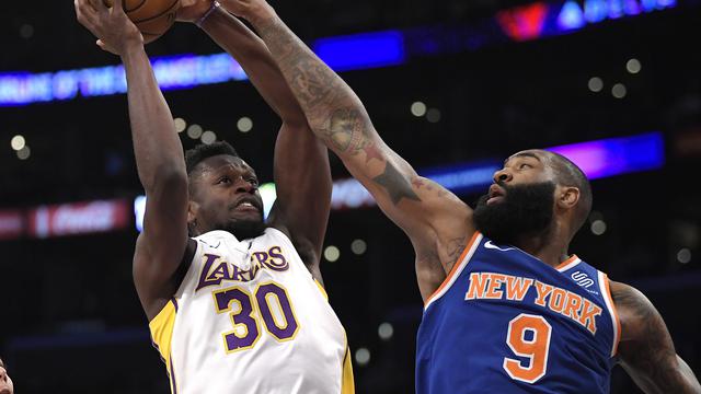 Aksi Julius Randle (baju putih) saat Lakers menghajar Knicks