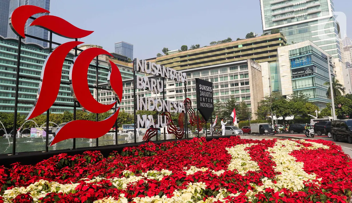 Hiasan HUT ke-79 Kemerdekaan Republik Indonesia di Bundaran HI, Jakarta, Kamis (15/8/2024). (Liputan6.com/Herman Zakharia)