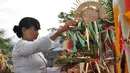 Seorang umat Hindu melaksanakan ritual Melasti di Palu, Sulawesi Tengah, Kamis (19/3/2015). Ritual ini dilaksanakan untuk penyucian diri menyambut perayaan Hari Raya Nyepi Tahun Baru Saka 1937 pada Sabtu (21/3) mendatang.  (Liputan6.com/Dio Pratama)