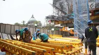 Pekerja tengah mengerjakan proyek pembangunan infrastruktur di Jakarta, Senin (18/9). Badan Pusat Statistik menyebutkan upah harian buruh bangunan (tukang bukan mandor) pada Agustus 2017 sebesar Rp 84.362 per hari. (Liputan6.com/Angga Yuniar)