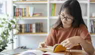 7 Alasan Psikologis Mengapa Ada Orang yang Gemar Membaca Ulang Buku yang Sama Berkali-kali