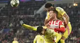Pemain PSV, Luuk de Jong (tengah) berduel udara dengan dua pemain Juventus, Andrea Cambiaso (kiri) dan Lloyd Kelly dalam laga leg 2 babak play off Liga Champions 2024/2025 di Philips Stadion, Eindhoven, Belanda, Rabu (19/02/2025) waktu setempat. (AP Photo/Peter Dejong)