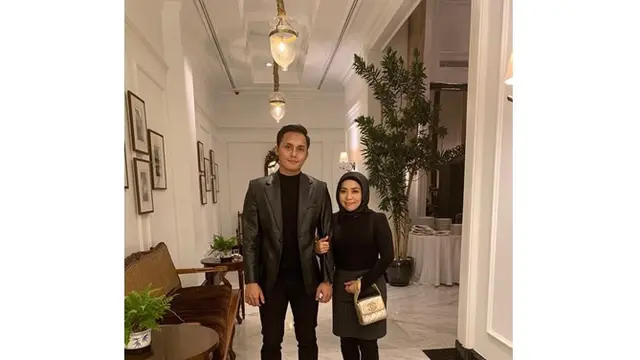 Saat menghadiri acara wedding anniversary Ruben dan Sarwendah, keduanya terlihat kompak dengan busana senada.