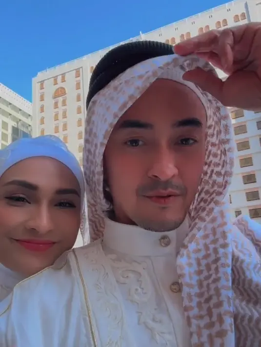 Kerudung panjang dengan bordir bunga yang rumit menjadi salah satu daya tarik utama gaun ini. Putri juga memegang Al-Qur'an dalam salah satu foto, menambah nuansa religius yang kental. (Liputan6.com/IG/@putri_zulhas)