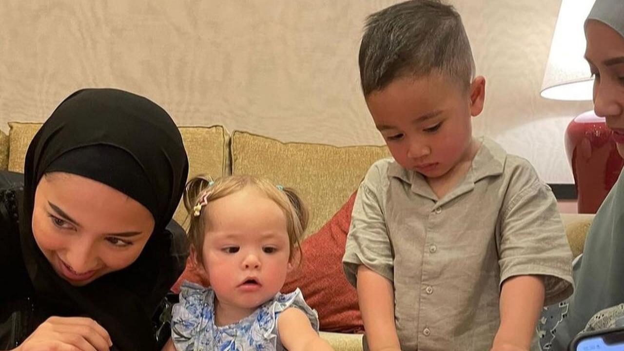 Potret Pertemuan Rayyanza & Baby Kamari saat Umrah, Netizen Sadari Persamaan Keduanya dan Kini Ramai Diperbincangkan