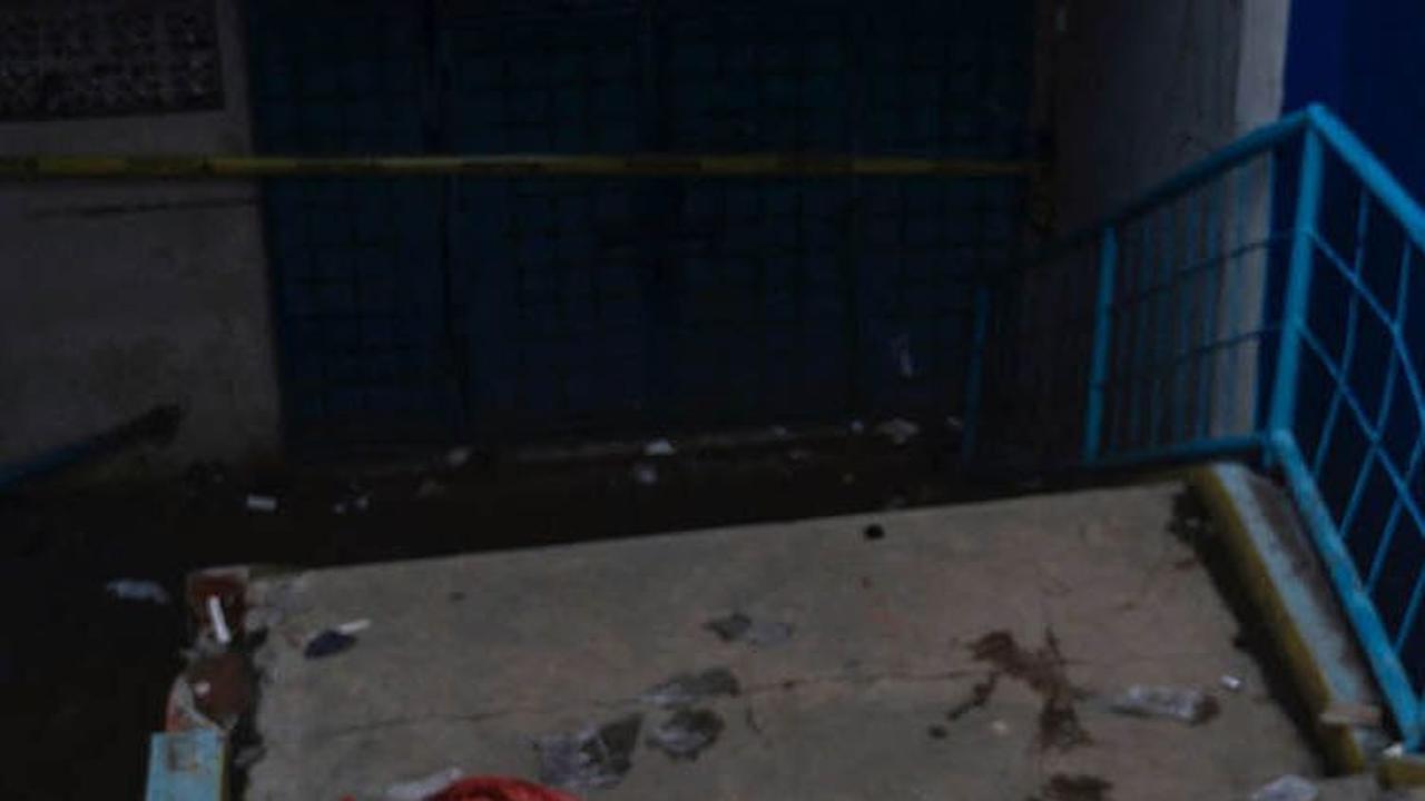 Di pintu keluar inilah, 135 orang suporter tewas sia-sia terinjak-injak dan tergencet. Kericuhan ini juga telah melukai 200 suporter.<br>