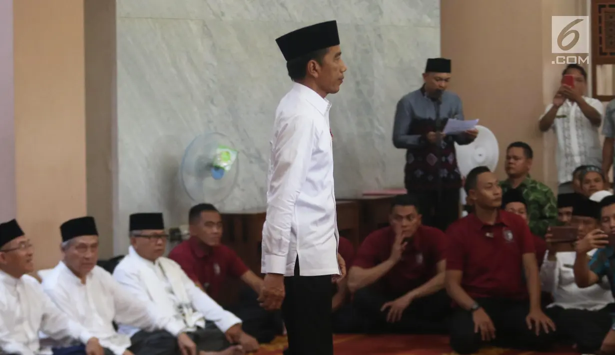 Presiden Joko Widodo bersiap memberi sambutan saat pembagian sertifikat tanah wakaf di Masjid Raya Bani Umar, Tangerang Selatan, Jumat (22/2). (Liputan6.com/Angga Yuniar)