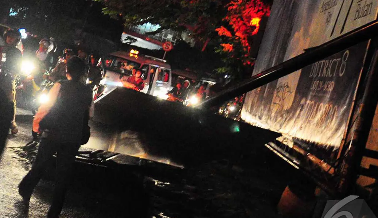 Tak ada korban jiwa ataupun kendaraan yang tertimpa dalam peristiwa ini, Permata Hijau, Jakarta, Rabu (25/6/2014) (Liputan6.com/Faizal Fanani)
