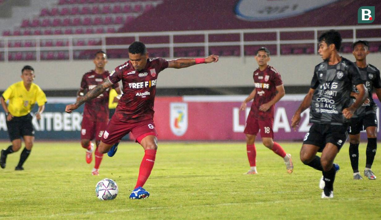 Penyerang Persis, Alberto Goncalves berusaha mencetak gol saat laga pembuka Liga 2 2021/2022 antara Persis Solo melawan PSG Pati di Stadion Manahan, Solo, Minggu (26/09/2021) malam WIB. Persis Solo menang 2-0. (Bola.com/Vincentius Atmaja)