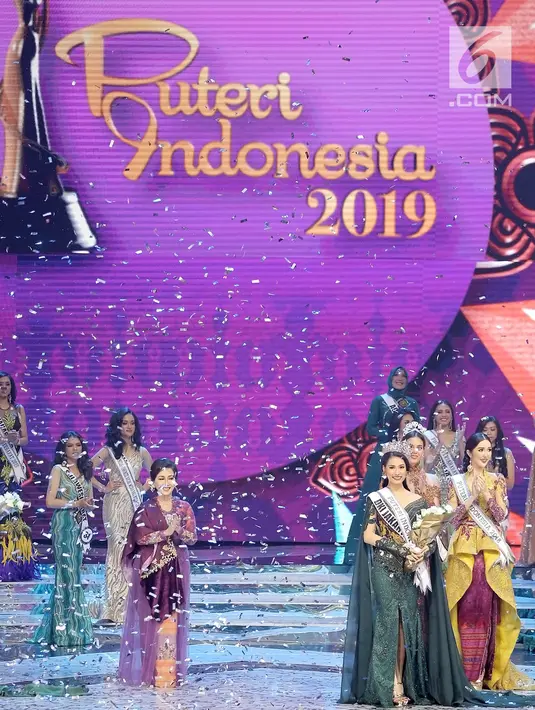 Suasana saat Frederika Alexis Cull (dua kanan) terpilih sebagai Puteri Indonesia 2019 di JCC, Jakarta, Jumat (8/3). Frederika Alexis Cull merupakan perwakilan Puteri Indonesia DKI Jakarta 1. (Fimela.com/Bambang E Ros)