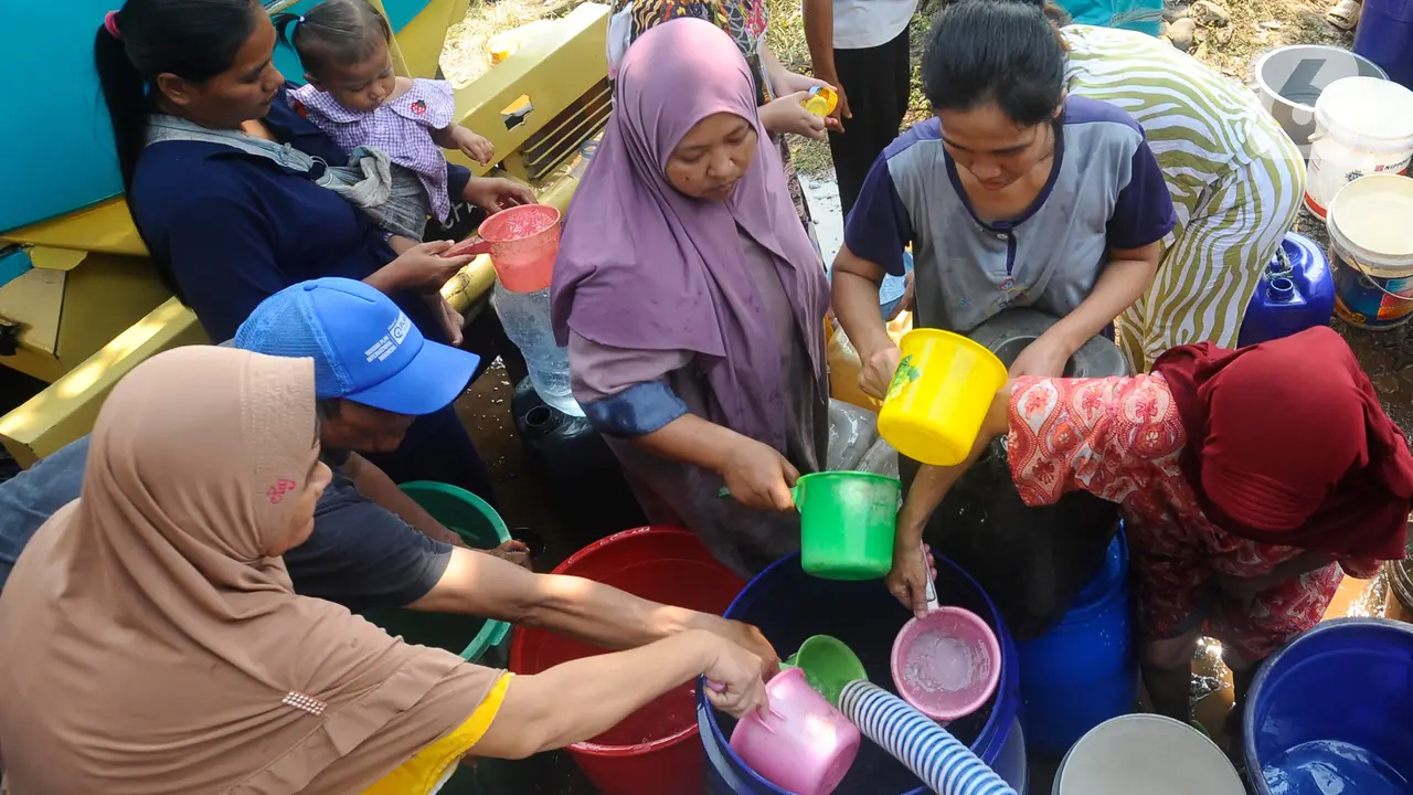 warga berebut aur bersih