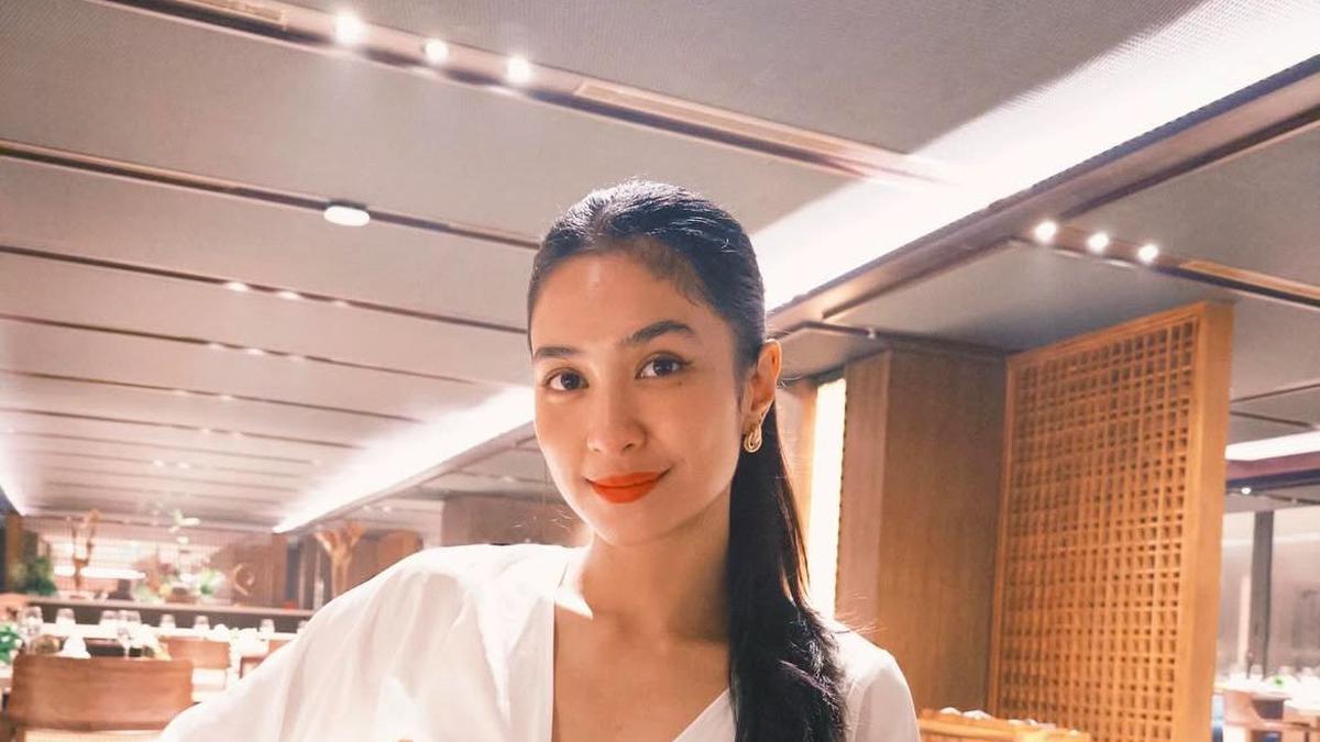 Kunci Gaya Mikha Tambayong, Memukau dengan Outfit Putih yang Sederhana dan Anggun