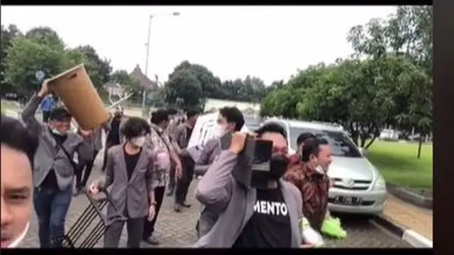 Pasangan Pengantin Dapat Kado yang Bikin Heboh tapi Sangat Berguna