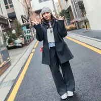 Dalam foto ini, Nagita Slavina memilih palet warna netral yang aman namun tak membosankan. [@raffinagita1717].