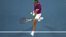 Rafael Nadal dari Spanyol melakukan pukulan backhand saat menghadapi Matteo Berrettini dari Italia dalam pertandingan semifinal kejuaraan tenis Australia Terbuka di Melbourne, Australia, Jumat (28/1/2022). (AP Photo/Tertius Pickard)