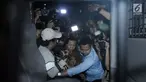 Terdakwa korupsi proyek e-KTP, Setya Novanto (tengah) dikawal ketat saat naik mobil tahanan KPK usai menjalani sidang putusan di Pengadilan Tipikor, Jakarta, Selasa (24/4). Setya Novanto divonis 15 tahun penjara. (Liputan6.com/Helmi Fithriansyah)